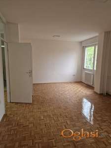 Izdaje se petosoban stan na limanu 2