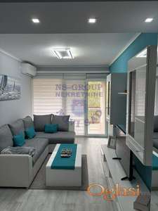 Renoviran i kompletno namešten stan u centru Inđije!