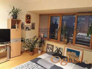 Odlična garsonjera na Bulevaru.