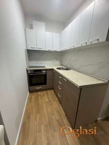 NOV namesten stan, sa svojim parkingom!