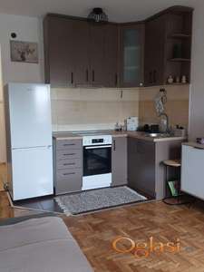 Garsonjera -parking u dvorištu zgrade -Nova Detelinara