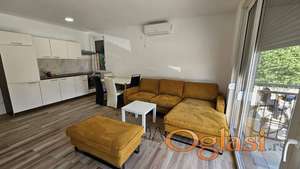 <p>NOV DVOSOBAN, KOMPLETNO NAMEŠTEN STAN