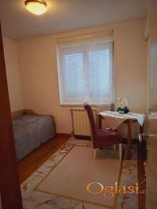 Troipoosban stan na odličnoj lokaciji