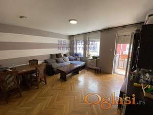 Odličan četvorosoban stan na Bulevaru!