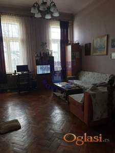 Stan u odličnoj zgradi u gradiću, jedinoj sa centralnim grejanjem.