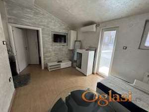 Opremljen jednoiposoban stan sa terasom i parkingom u novijoj zgradi, centar grada