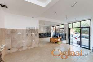 Izdaje se lokal u prizemlju novogradnje, strogi centar, 165 m2 u dva nivoa + 70 m2 (bašta)