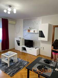 Izdajem stan u centru Novog Sada