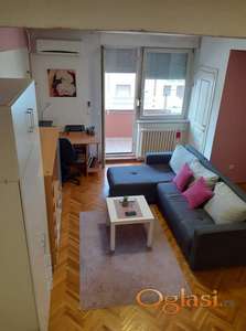 Izdajem trosoban lux stan za studentkinje Novi sad (200€/osobi)