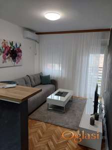 Izdajem jednoiposoban, kompletno namešten stan na Novoj Detelinari