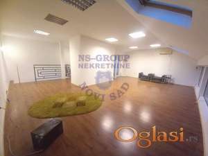 Odličan ulični lokal sa velikim portalima.