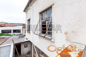 Stambeno - poslovna  zgrada  za  adaptaciju, centar, plac 490 m2, pod objektom  438 m2