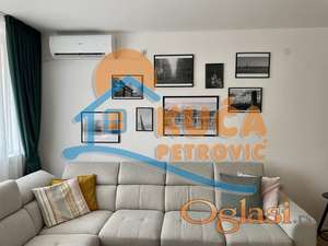 Na prodaju troiposobni stan u novoj zgradi, potpuno opremljen sa dvoristem od 100 m2