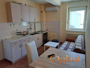 Namešten stan na Sajmu, odlicna lokacija