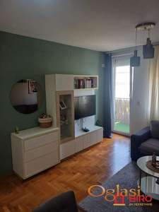 Na prodaju komforan, namešten dvoiposoban stan površine 57m² na odličnoj lokaciji. U blizini Železničke stanice!