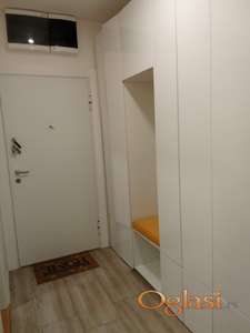 Izdaje se jenoiposoban  stan u centru