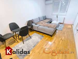 odličan, novogradnja, kvalitetan nameštaj + parking u dvorištu
