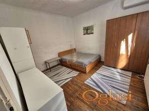 Na prodaju 1.0 salonski stan u centru Beograda