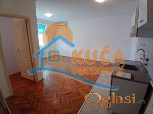 Izdaje se nenamešten jednoiposoban stan u strogom centru grada, 40m2, grejanje na struju