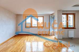 Petosoban stan na Bulevaru, četvrti sprat