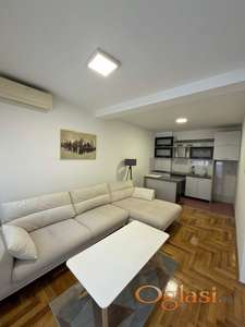 RENOVIRAN, NAMESTEN DVOIPOSOBAN STAN U CENTRU SA PARKINGOM