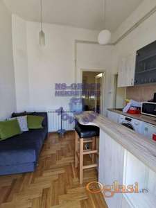 Na prodaju jednoiposoban stan na 10 minuta od centra grada.