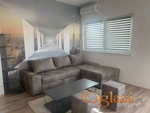 Nova, moderno opremljena garsonjera u Lipovom Gaju. Opremljena novim nameštajem i uređajima koji su pod garancijom!