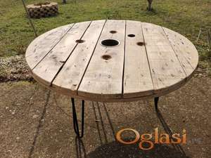 Niski industrial klub sto