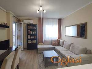 Dvoiposoban stan na Železničkoj stanici.Zelenilo u okruženju.