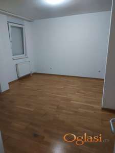 Jednoiposoban prazan stan sa parking mestom