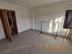 Trosoban nov,polunamešten stan Sr.Kamenica 650e sa režijama