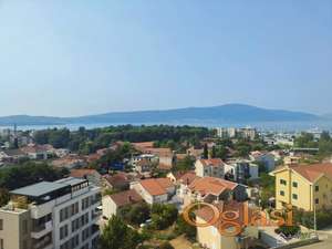 Ekskluzivni penthouse s privatnom krovnom terasom u Tivtu