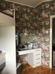 Krevet na sprat, radni sto ispod i sto za sminkanje pored.