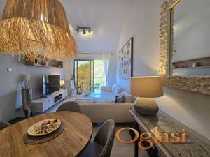 Luksuzni apartman u kompleksu s bazenom – Pržno