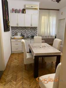 Divan i prostran stan u centru kod riblje pijace