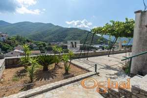 Na prodaju je prizemna kuća sa zemljištem u mirnom dijelu Zelenike, opština Herceg Novi, sa otvorenim panoramskim pogledom na more.