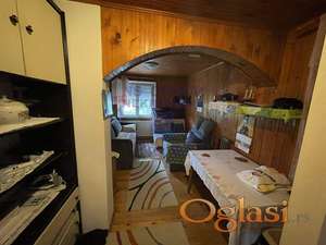 Na prodaju deo placa i kuća u Sremskoj Kamenici.