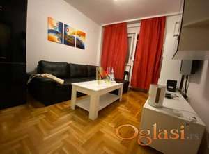 Nov moderno namešten stan u neposrednoj blizini centra grada