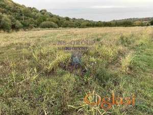 Odličan, ravan plac pored asfaltnog puta koji vodi na Strazilovo