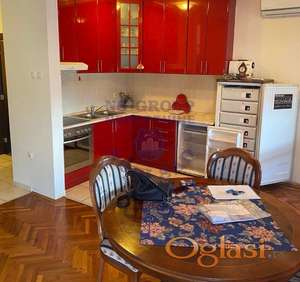 Izdaje se trosoban namešten dupleks od 85m², na petom spratu, sa centralnim grejanjem i mogućnošću držanja kućnih ljubimaca.