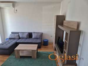 Izdaje se kompletno namešten stan – vrhunska lokacija, 25m²