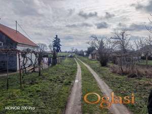 Plac sa izlazom na dve ulice