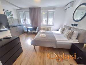LUIX OPREMLJENA GARSONJERA 25M2 KRALJA PETRA, IZMEĐU SAJMA I BULEVARA OSLOBOĐENJA 350EU