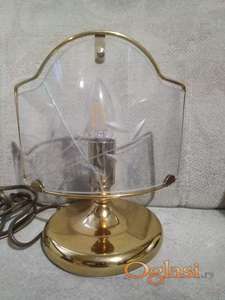 stona lampa zlatne boje sa rezbarenim staklom