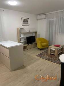 TOP STAN PETROVARADIN-podno grejanje, terasa, parking