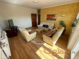 Komforan trosoban stan na Podbari.