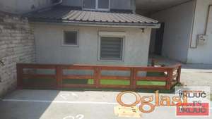 PETROVARADIN, 50m2 plus terasa, Dvoiposoban-Dvorišni Duplex sa Parking mestom