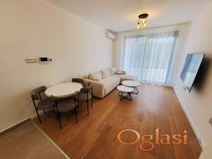 Nov, kompletno namešten dvosoban stan sa garažnim mestom