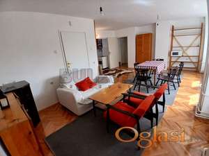 Izdaje se namešten četvorosoban stan u centru, 71m2, etažno grejanje