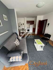 Izdajem lepu renoviranu garsonjeru na Novoj Detelinari !!! privatan parking ID#5469